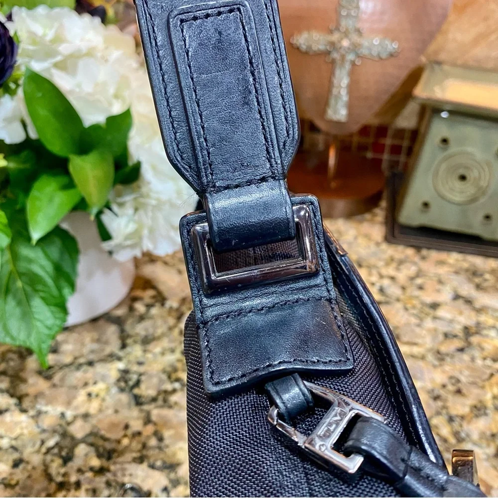 Tumi Black Leather Crossbody “ Map Bag” pre-loved , nice looking Tumi —Unisex - Picture 11 of 16